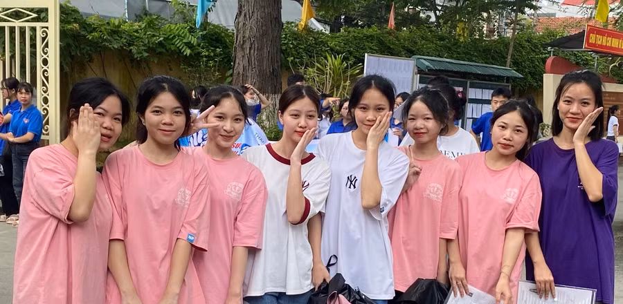 Nhiều thí sinh ở Lạng Sơn hân hoan sau khi kết thúc ngày thi cuối.