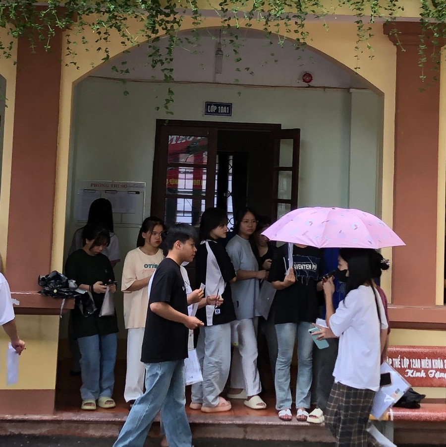 Rất nhiều thí sinh đã có mặt ở điểm thi sớm hơn 1 tiếng. Rất nhiều thí sinh đã có mặt ở điểm thi sớm hơn 1 tiếng.