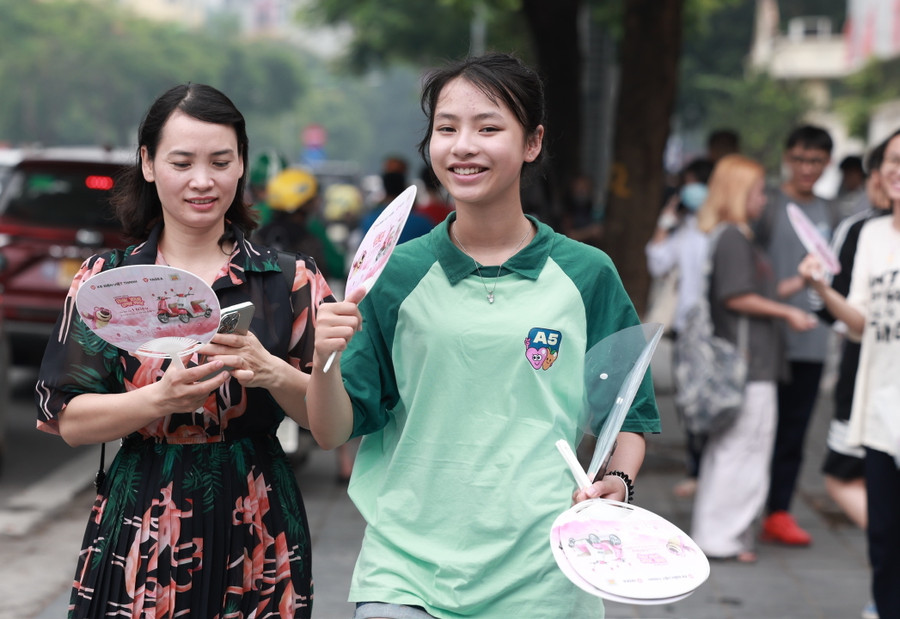 Thí sinh phấn khởi sau buổi thi đầu tiên.