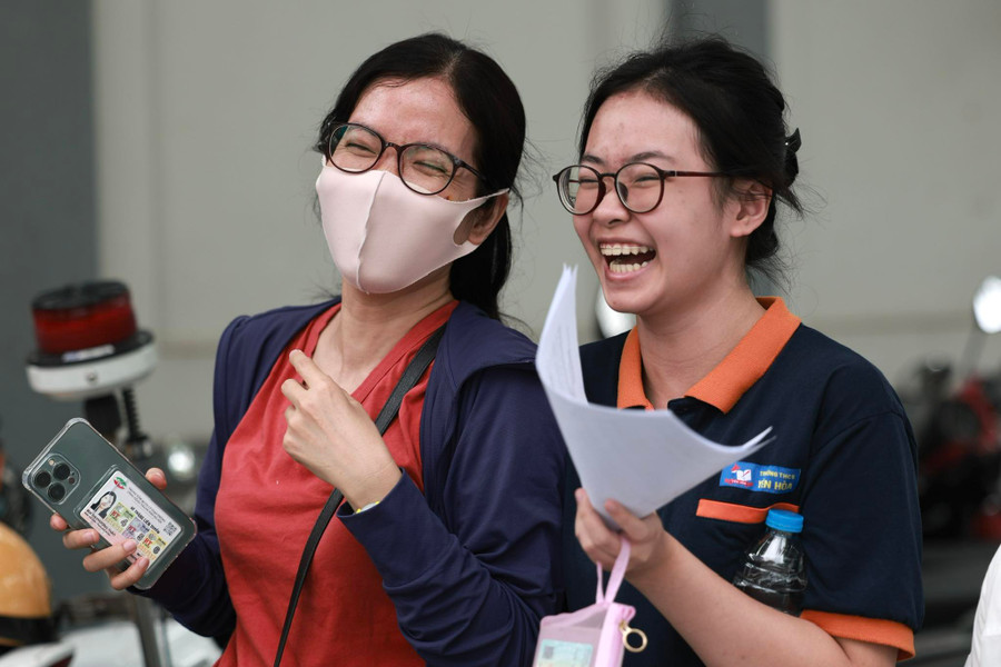 Khuôn mặt hạnh phúc của thí sinh sau khi kết thúc môn Ngoại ngữ.