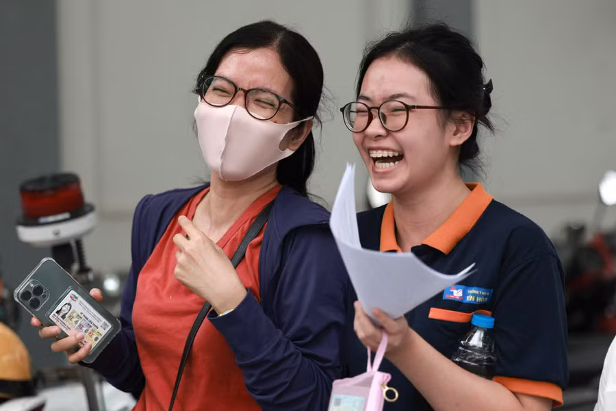 Khuôn mặt hạnh phúc của thí sinh sau khi kết thúc môn Ngoại ngữ.