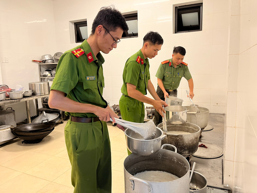 Lực lượng tham gia nấu cháo không chỉ là các thầy cô được phân công ở lại hỗ trợ học trò, mà những chiến sĩ công an, người dân, doanh nghiệp cũng vào hỗ trợ. Nhiều đồng chí cảnh công an tranh thủ thời gian nghỉ để hỗ trợ nấu, bưng bê.