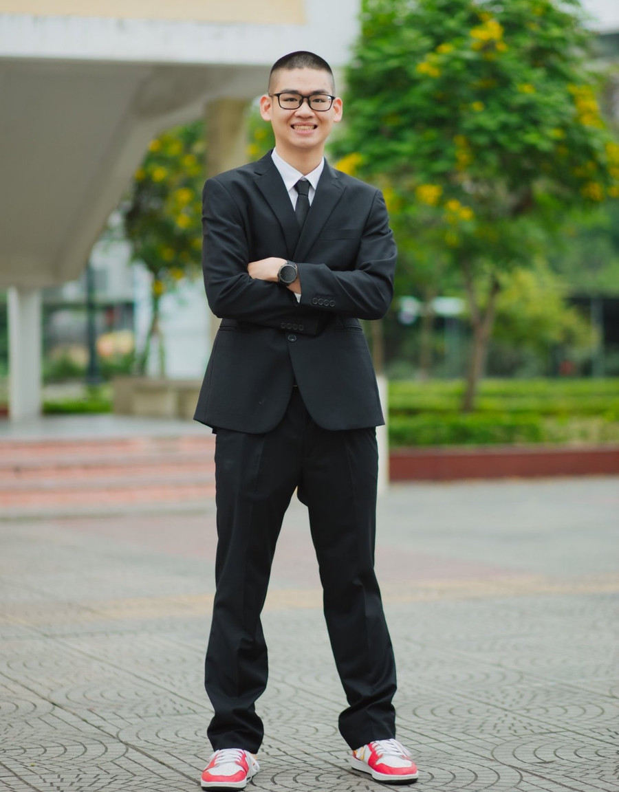 Chân dung nam sinh từ bỏ học bổng của ba trường đại học để du học tự túc.