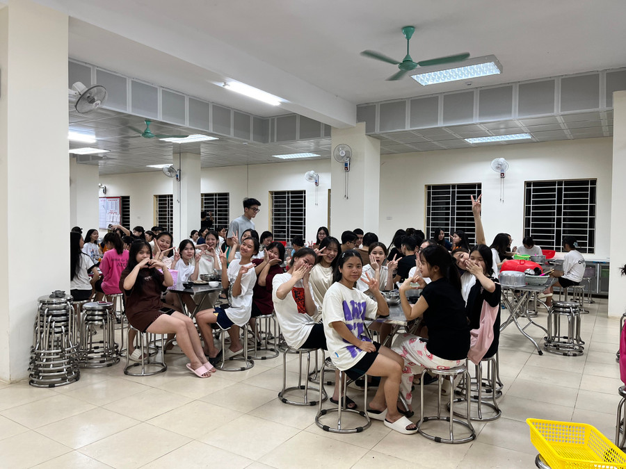 Những nụ cười rạng ngời trong đêm khuya của các cô cậu học trò Trường THPT DTNT tỉnh Lạng Sơn.