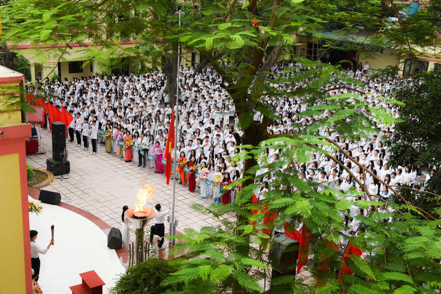 Cô Bích Hợp gửi lời cảm ơn các bậc phụ huynh học sinh đã tin tưởng và lựa chọn THPT Đống Đa gửi gắm con em mình trong suốt 3 năm qua. Cô Bích Hợp gửi lời cảm ơn các bậc phụ huynh học sinh đã tin tưởng và lựa chọn THPT Đống Đa gửi gắm con em mình trong suốt 3 năm qua.