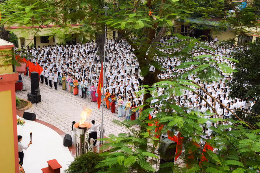 Cô Bích Hợp gửi lời cảm ơn các bậc phụ huynh học sinh đã tin tưởng và lựa chọn THPT Đống Đa gửi gắm con em mình trong suốt 3 năm qua.