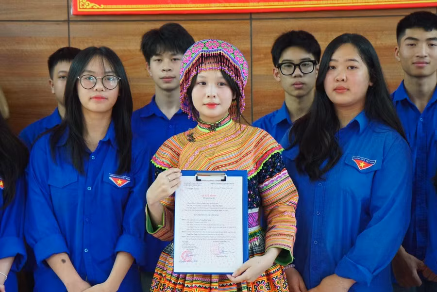 Em Vàng Kim Ngân (học sinh lớp 12A1, dân tộc Mông) trong Lễ kết nạp Đảng.