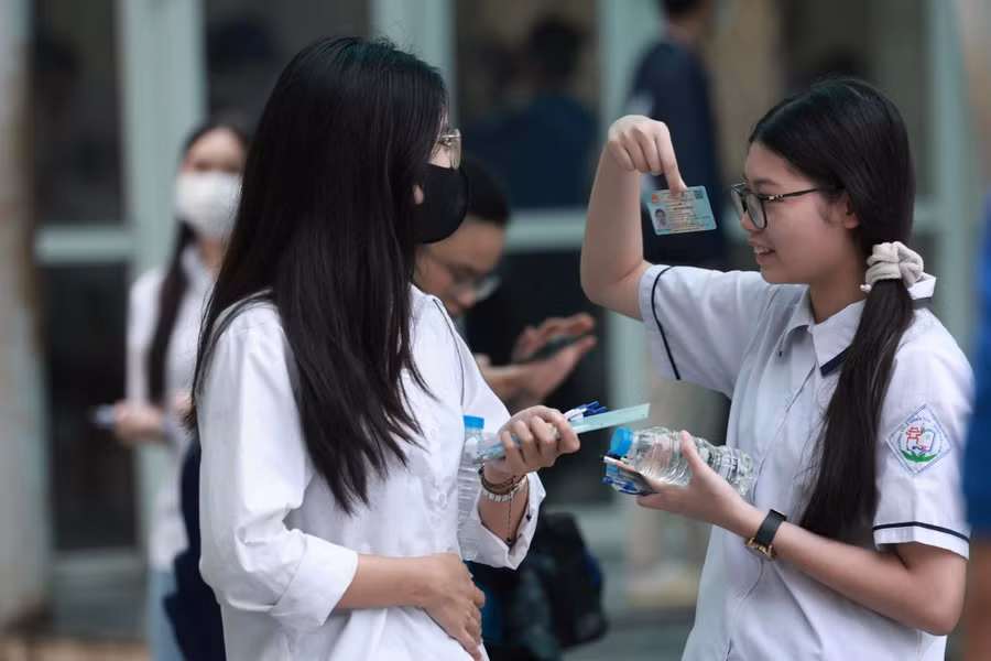 Thí sinh động viên nhau trước khi chia tay về phòng thi của mình.