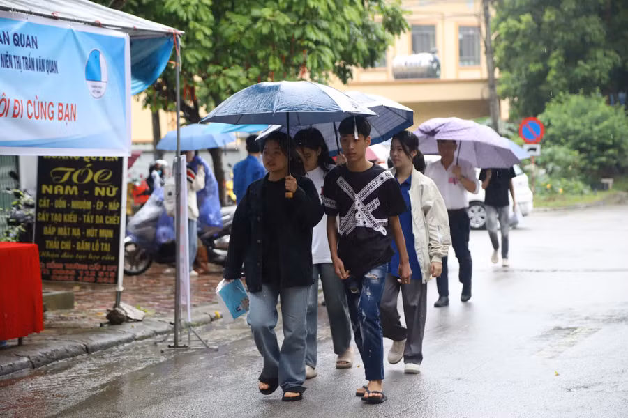 Để thuận lợi trong thời gian diễn ra kỳ thi, nhiều thí sinh nhà xa chọn cách ở trọ hoặc được thầy cô đón về nhà lo chỗ ăn, ở để yên tâm đi thi. Ảnh NC.