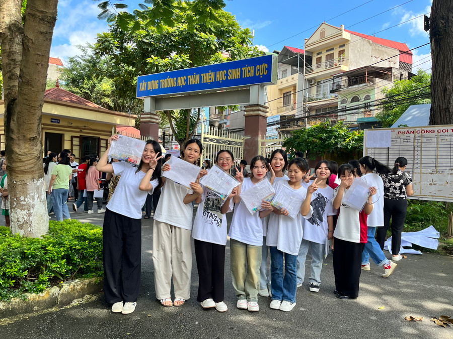 Kết thúc 120 phút làm bài thi môn Ngữ văn, nhiều thí sinh ở tỉnh Lạng Sơn phấn khởi vì làm được bài như mình mong muốn. Kết thúc 120 phút làm bài thi môn Ngữ văn, nhiều thí sinh ở tỉnh Lạng Sơn phấn khởi vì làm được bài như mình mong muốn.
