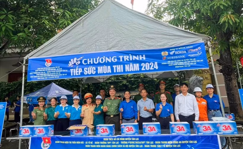 Nhiều lực lượng tham gia chương trình Tiếp sức mùa thi cho sĩ tử 2k6.