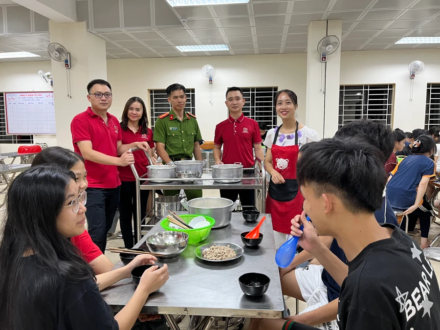 Nhiều tổ chức, các nhân cùng tham gia nấu cháo đêm hỗ trợ thí sinh tại Trường THPT DTNT tỉnh Lạng Sơn. 