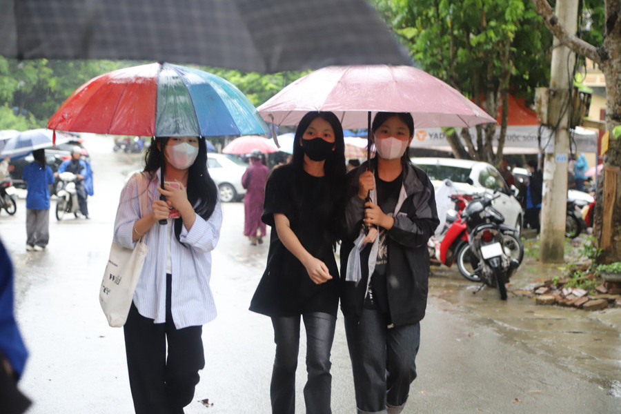 Thí sinh Đường Thuỳ Trang, điểm thi Trường THPT Lương Văn Tri (huyện Văn Quan, tỉnh Lạng Sơn) chia sẻ: &quot;Mặc dù mưa hơi vất vả, nhưng nghĩ đến sau kỳ thi này đạt kết quả như mình kỳ vọng, vào được ngôi trường THPT bản thân mong muốn thì những vất vả này chẳng thấm vào đâu&quot;. Ảnh NC.