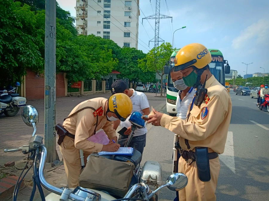 CSGT tuần tra, kiểm soát giao thông trên tuyến.