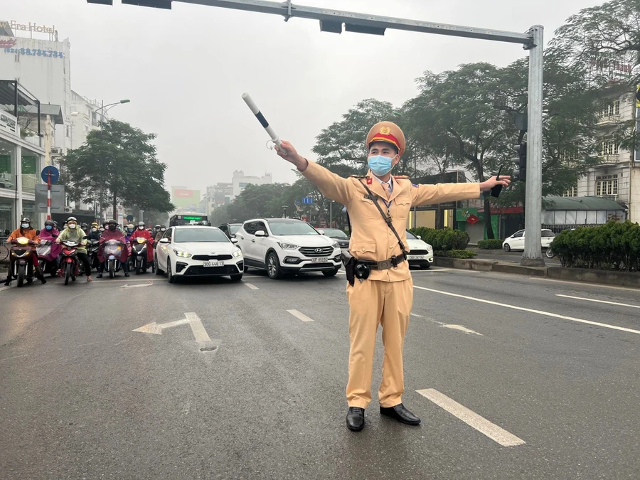 Lực lượng CSGT túc trực phân luồng giao thông.