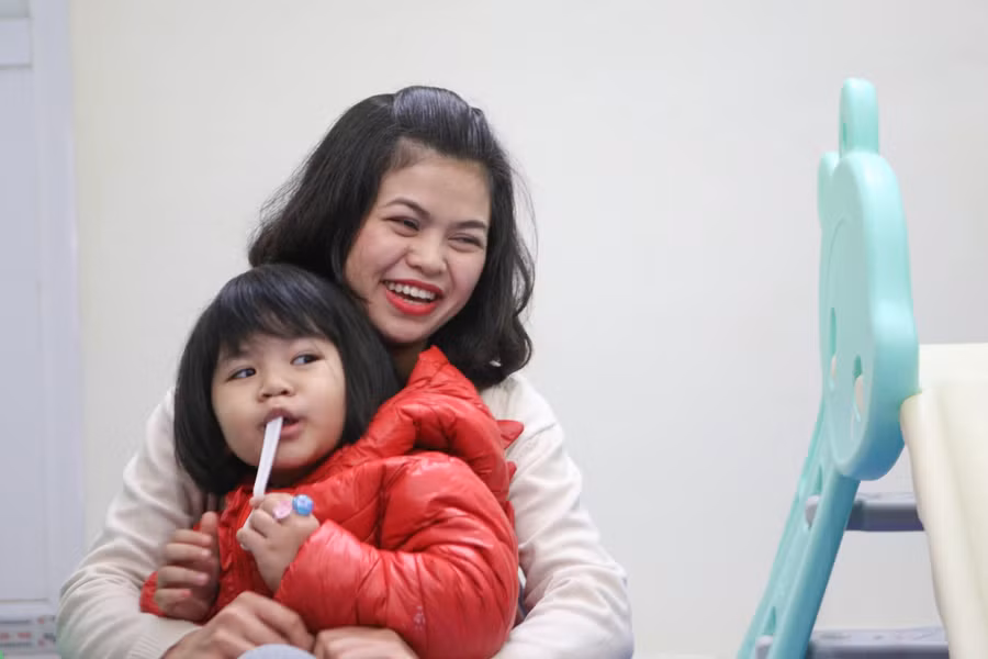 Mẹ con chị Trung Anh ở nhà trong thời gian dịch bệnh chưa thể đến trường.