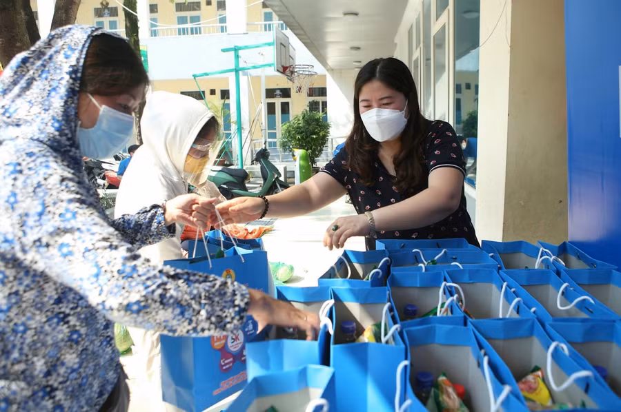 Bà Trần Thị Vinh - Phó trưởng phòng GD&amp;ĐT quận Ba Đình tặng túi “An sinh Công đoàn” cho giáo viên mầm non.