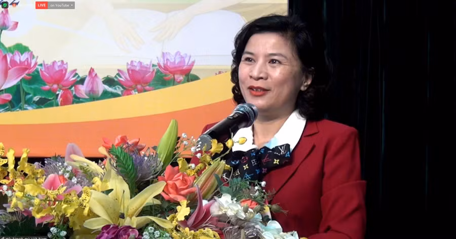 Bà Vũ Thị Tú Anh- Phó Vụ trưởng Vụ Giáo dục Thường xuyên phát biểu tại lễ trao giải