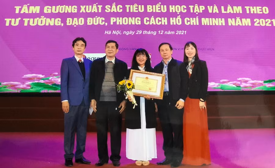 Thương Huyền và các thầy cô tại lễ trao giải