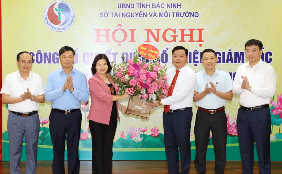 Chủ tịch UBND tỉnh Bắc Ninh - Nguyễn Hương Giang cùng các đại biểu tặng hoa chúc mừng tân Giám đốc Sở TN&MT Hồ Nguyên Hồng.
