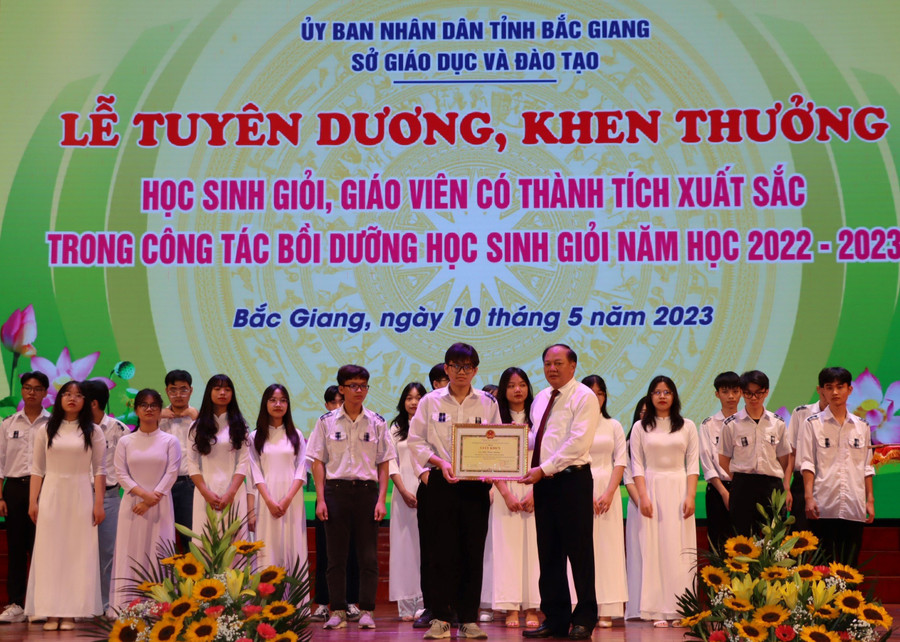 Giám đốc Sở GD&ĐT Bắc Giang - Tạ Việt Hùng trao khen thưởng cho học sinh xuất sắc. Giám đốc Sở GD&ĐT Bắc Giang - Tạ Việt Hùng trao khen thưởng cho học sinh xuất sắc.