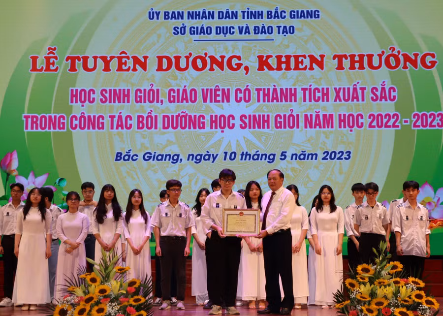 Giám đốc Sở GD&amp;ĐT Bắc Giang - Tạ Việt Hùng trao khen thưởng cho học sinh xuất sắc.