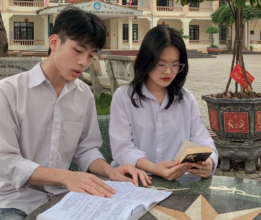 Học sinh được thầy cô giới thiệu để lựa chọn những cuốn sách hay, phù hợp cho việc bổ sung kiến thức trong quá trình học tập. Học sinh được thầy cô giới thiệu để lựa chọn những cuốn sách hay, phù hợp cho việc bổ sung kiến thức trong quá trình học tập.