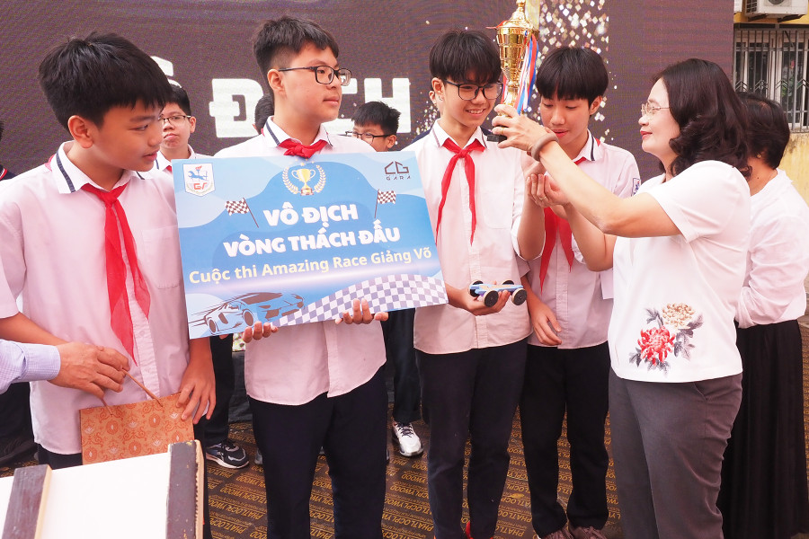 Cô Tô Thị Hải Yến trao giải cho đội vô địch vòng thách đấu và chia vui cùng các em học sinh.