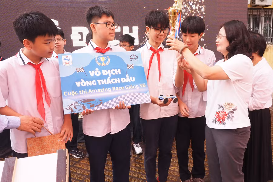 Cô Tô Thị Hải Yến trao giải cho đội vô địch vòng thách đấu và chia vui cùng các em học sinh.