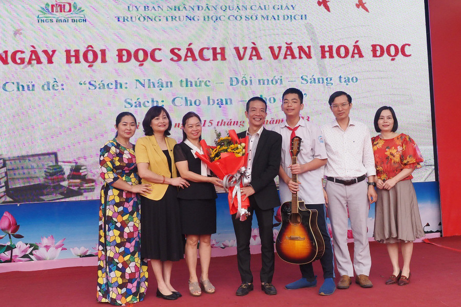 Ban Giám hiệu, hội cha mẹ học sinh trường THCS Mai Dịch tặng hoa, chụp ảnh lưu niệm với nhạc sĩ Nguyễn Vĩnh Tiến.