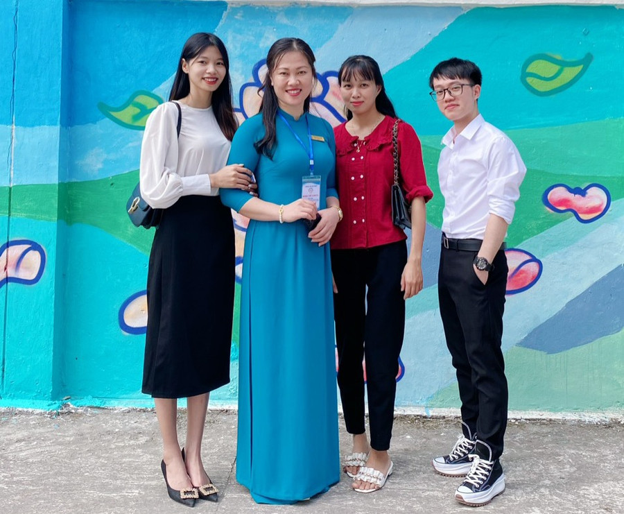 Cô Đoàn Thị Hải Yến cùng với đồng nghiệp tham gia nhiều hoạt động văn hóa đọc sách. Cô Đoàn Thị Hải Yến cùng với đồng nghiệp tham gia nhiều hoạt động văn hóa đọc sách.