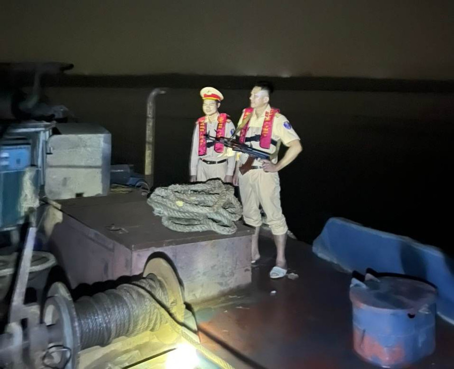 Lực lượng chức năng bắt quả tang tàu hút cát trái phép trên sông Hồng.