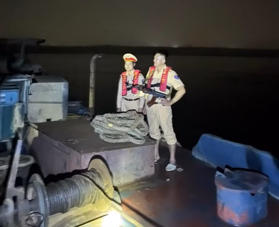 Lực lượng chức năng bắt quả tang tàu hút cát trái phép trên sông Hồng.