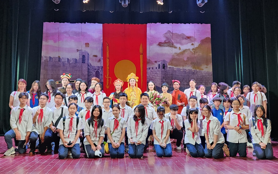 Học sinh giao lưu với nghệ sĩ thực hiện vở tuồng dân gian “Chiếc bóng oan khiên” tại rạp Hồng Hà.