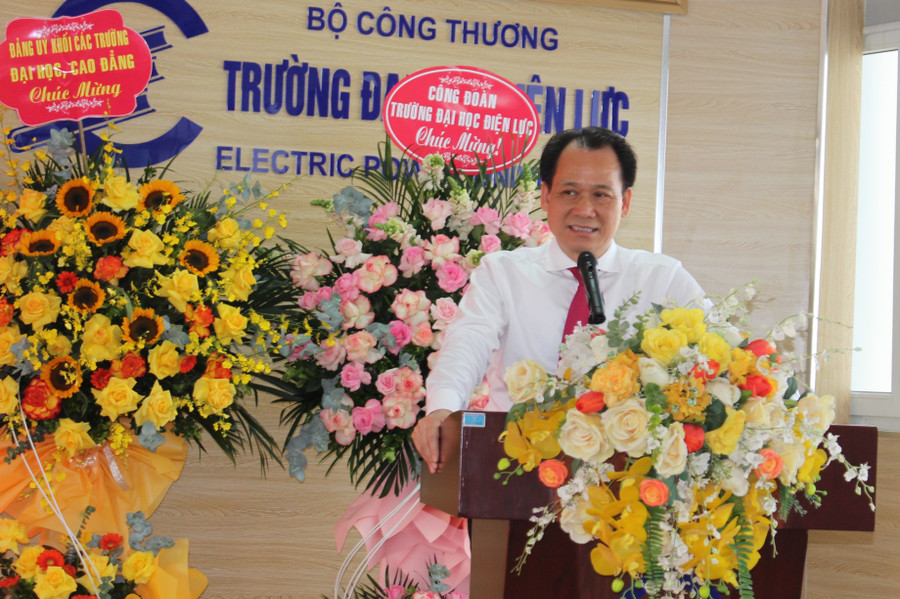 Ông Nguyễn Thanh Sơn - Bí thư Đảng ủy Khối các trường ĐH CĐ Hà Nội phát biểu. Ông Nguyễn Thanh Sơn - Bí thư Đảng ủy Khối các trường ĐH CĐ Hà Nội phát biểu.
