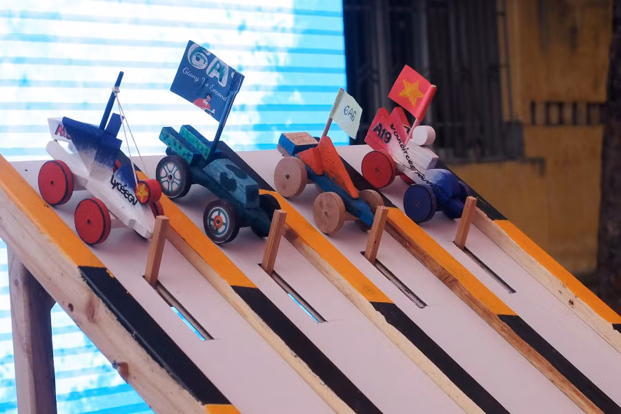 Xe của một số đội thi sẵn sàng tranh tài tại đường đua.