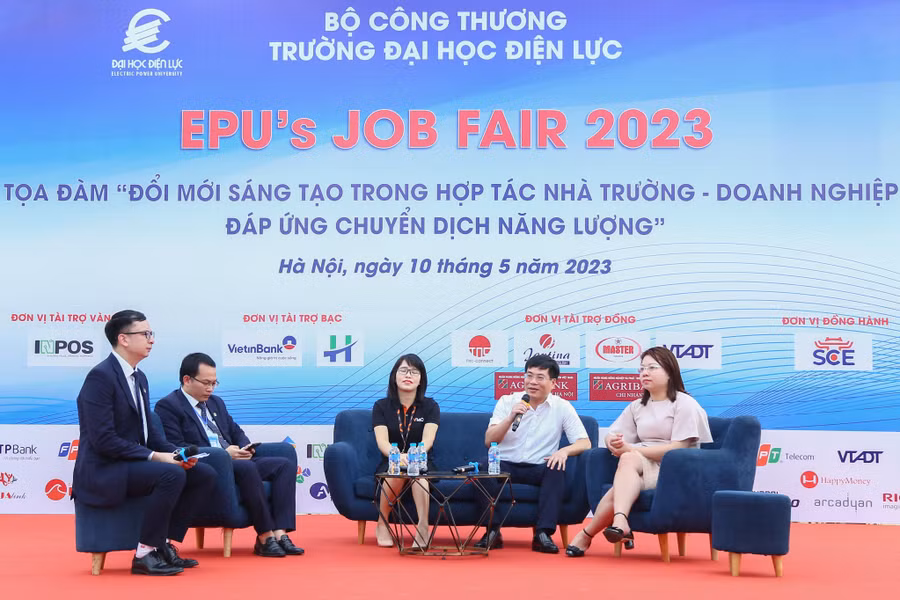 Đại diện lãnh đạo trường Đại học Điện lực và doanh nghiệp chia sẻ tại ngày hội.