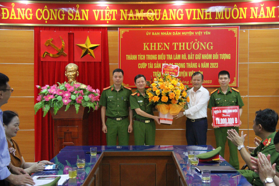 Chủ tịch UBND huyện Việt Yên tặng hoa và trao khen thưởng cho Phòng Cảnh sát hình sự - Công an tỉnh Bắc Giang. Chủ tịch UBND huyện Việt Yên tặng hoa và trao khen thưởng cho Phòng Cảnh sát hình sự - Công an tỉnh Bắc Giang.