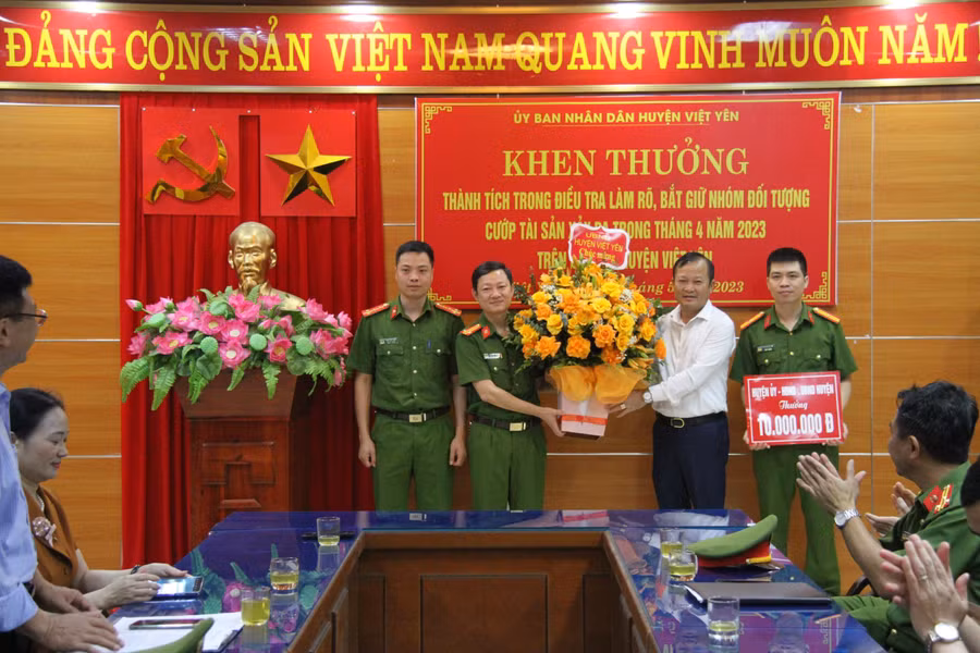 Chủ tịch UBND huyện Việt Yên tặng hoa và trao khen thưởng cho Phòng Cảnh sát hình sự - Công an tỉnh Bắc Giang.