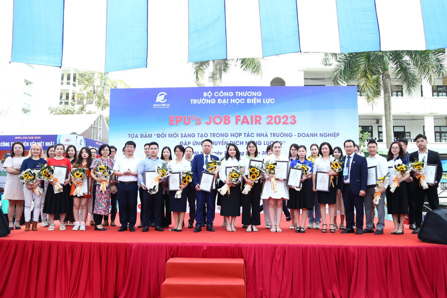Trường Đại học Điện lực trao lưu niệm và tặng hoa đơn vị doanh nghiệp tại ngày hội việc làm. Trường Đại học Điện lực trao lưu niệm và tặng hoa đơn vị doanh nghiệp tại ngày hội việc làm.