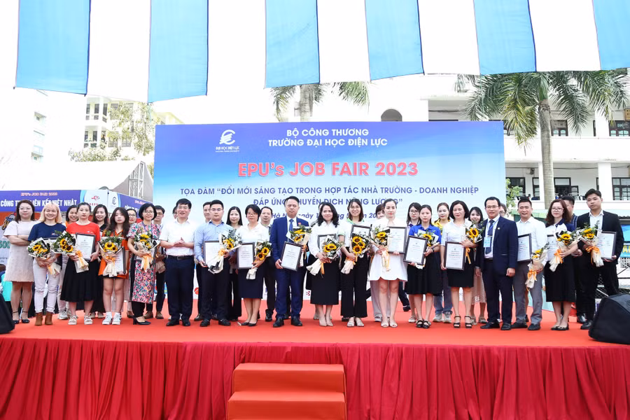 Trường Đại học Điện lực trao lưu niệm và tặng hoa đơn vị doanh nghiệp tại ngày hội việc làm.