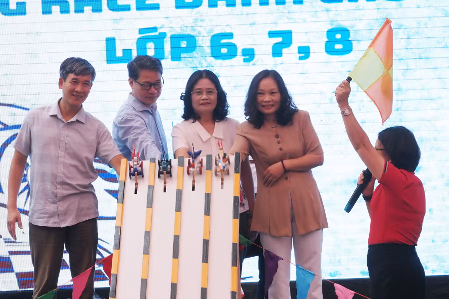 Đại diện Ban tổ chức khai mạc ngày hội STEM - Cuộc thi Amazing Race.