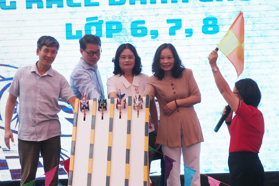 Đại diện Ban tổ chức khai mạc ngày hội STEM - Cuộc thi Amazing Race.