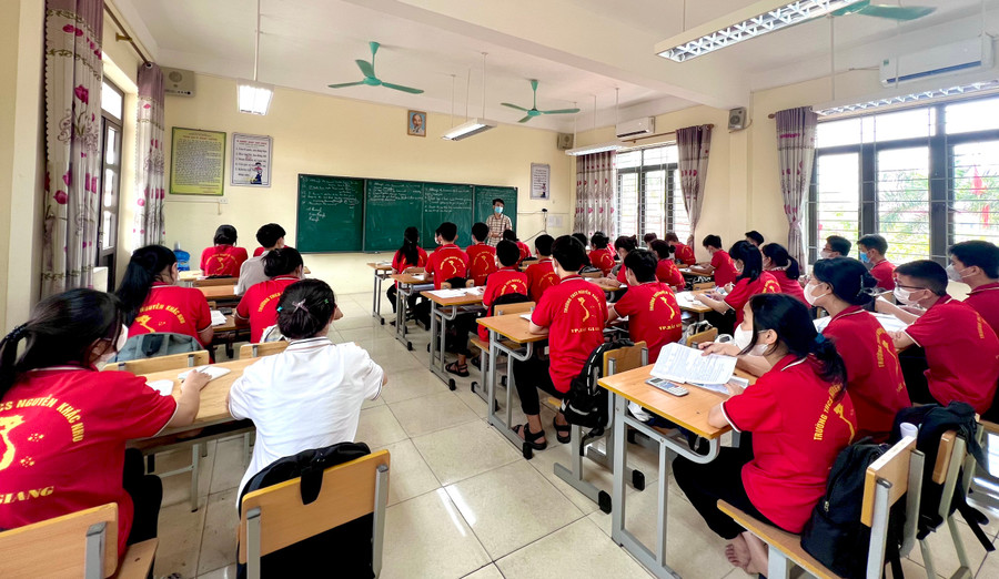 Trường THCS Nguyễn Khắc Nhu cho học sinh luyện đề vừa ôn tập và rèn kỹ năng làm bài. Trường THCS Nguyễn Khắc Nhu cho học sinh luyện đề vừa ôn tập và rèn kỹ năng làm bài.