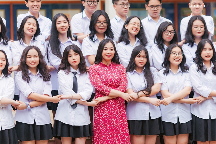 Cô Bùi Thanh Vân chụp ảnh lưu niệm với học trò lớp chủ nhiệm. Cô Bùi Thanh Vân chụp ảnh lưu niệm với học trò lớp chủ nhiệm.