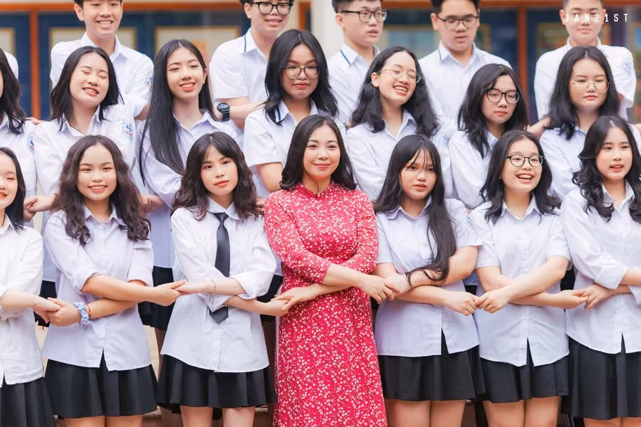 Cô Bùi Thanh Vân chụp ảnh lưu niệm với học trò lớp chủ nhiệm.