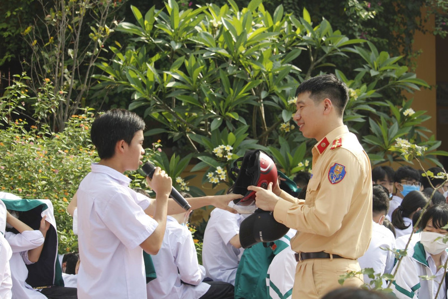 CSGT giao lưu với học sinh về Luật giao thông đường bộ và ATGT. CSGT giao lưu với học sinh về Luật giao thông đường bộ và ATGT.