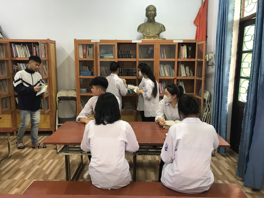 Học sinh trường THPT Mỏ Trạng tham gia đọc sách và học tập thường xuyên tại thư viện. Học sinh trường THPT Mỏ Trạng tham gia đọc sách và học tập thường xuyên tại thư viện.