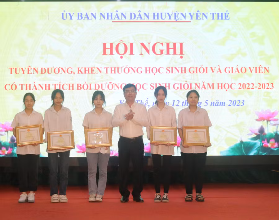 Ông Đào Duy Trọng - Bí thư Huyện ủy Yên Thế trao giấy khen cho học sinh có thành tích xuất sắc.