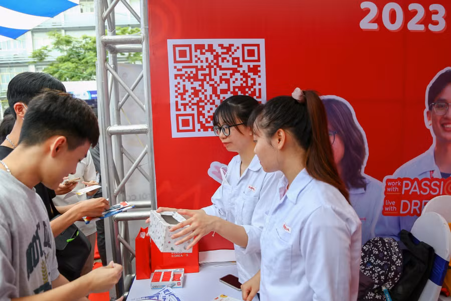 Sinh viên trường Đại học Điện lực tìm hiểu thông tin tuyển dụng.